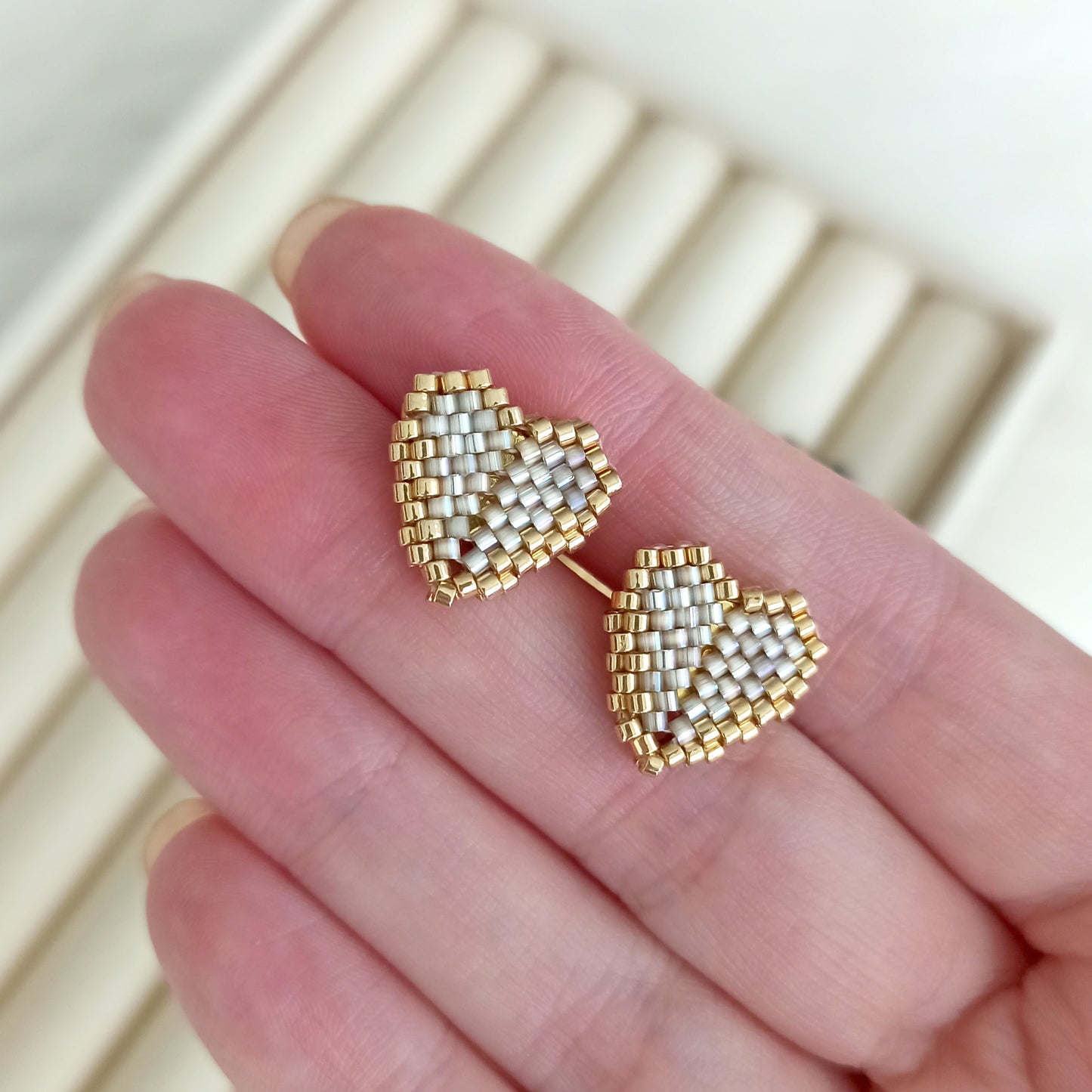 Třpytivé náušnice pecky – srdíčka se zlatým lemem