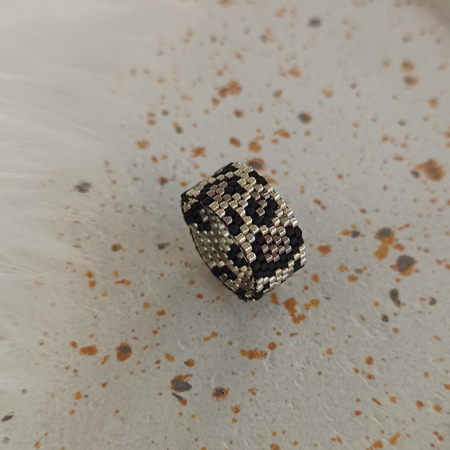 Prsten s leopardím vzorem ve stříbrné barvě, 59 mm.
