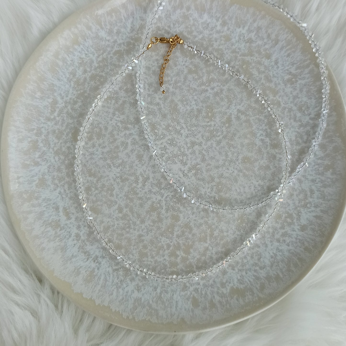 Třpytivý křišťálový náhrdelník se zlatým zapínáním, bez přívěsku, délka 41 cm.