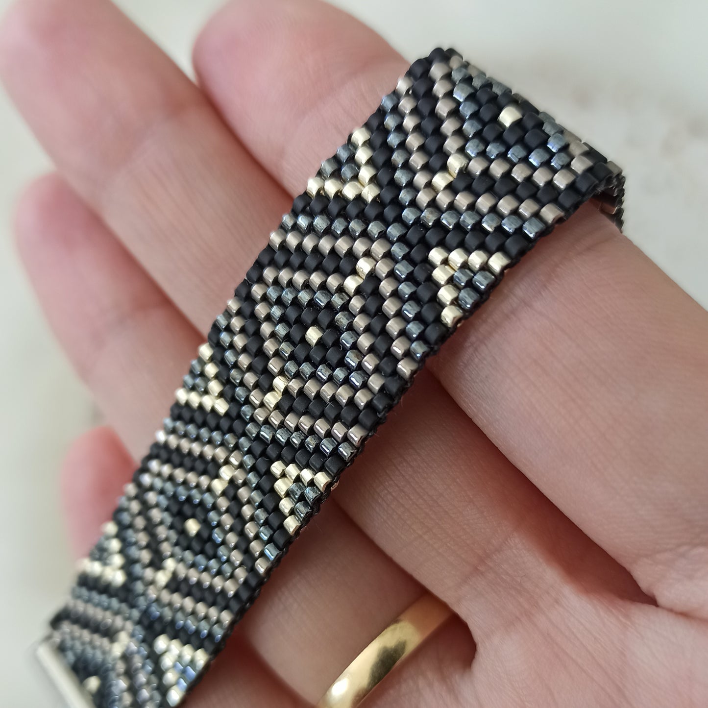 Náramek s geometrickým vzorem, na zápěstí 15–16 cm.