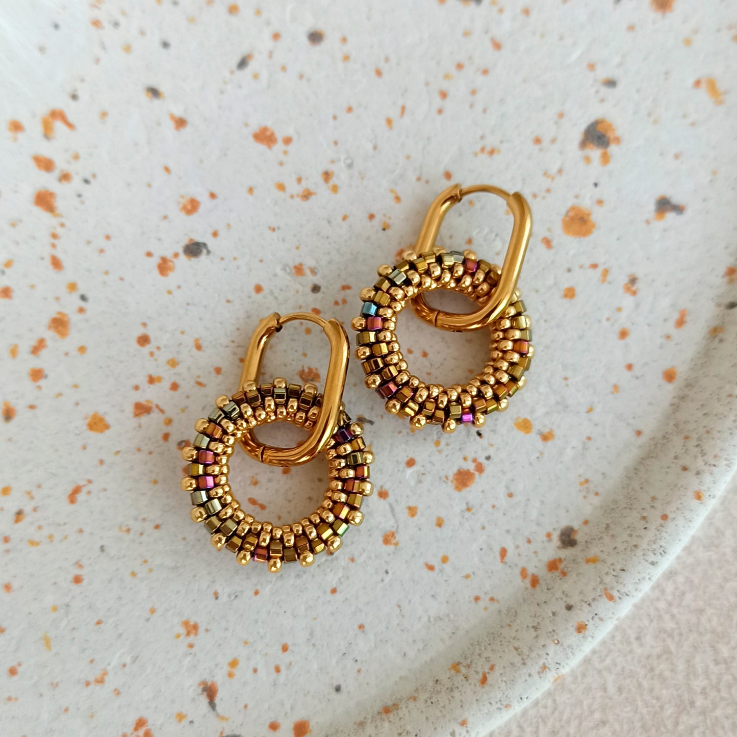 19 mm earrings in copper-gold color with metallic rainbow effect