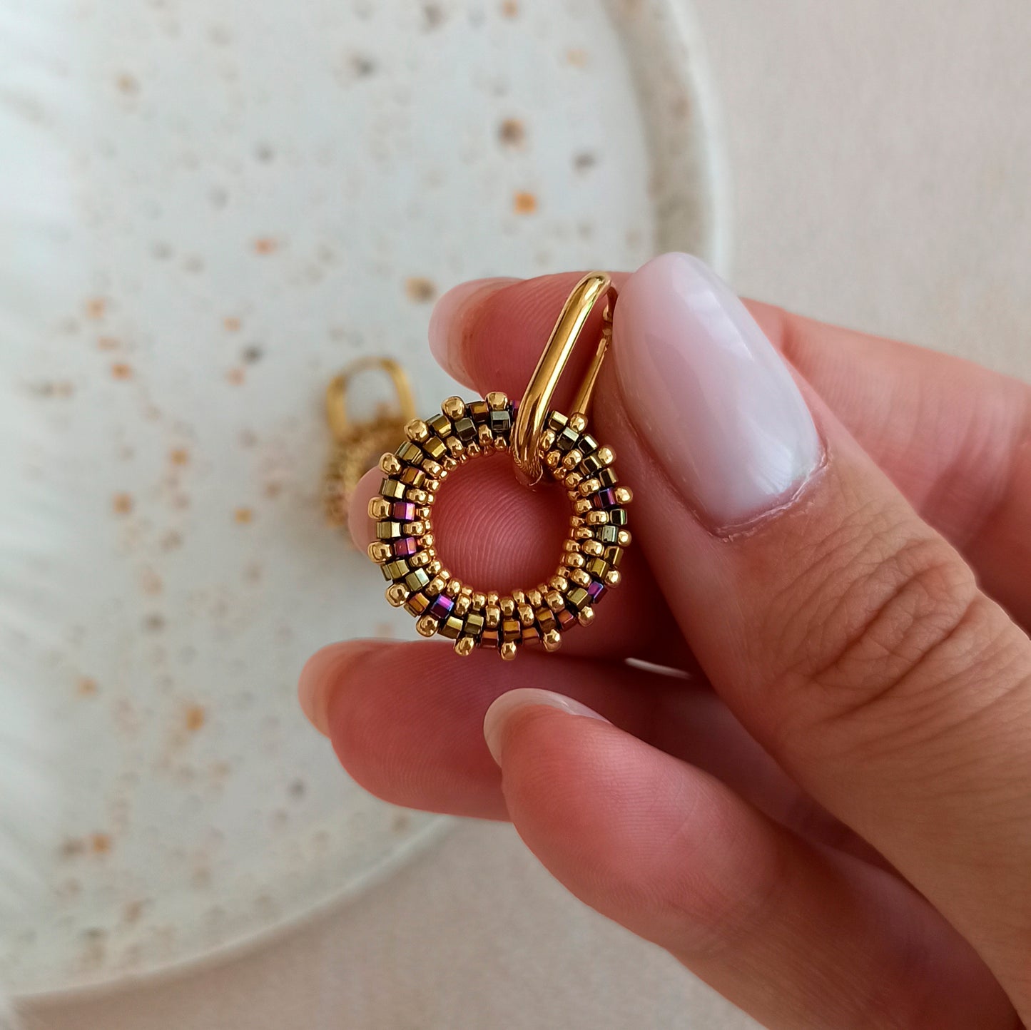 19 mm earrings in copper-gold color with metallic rainbow effect