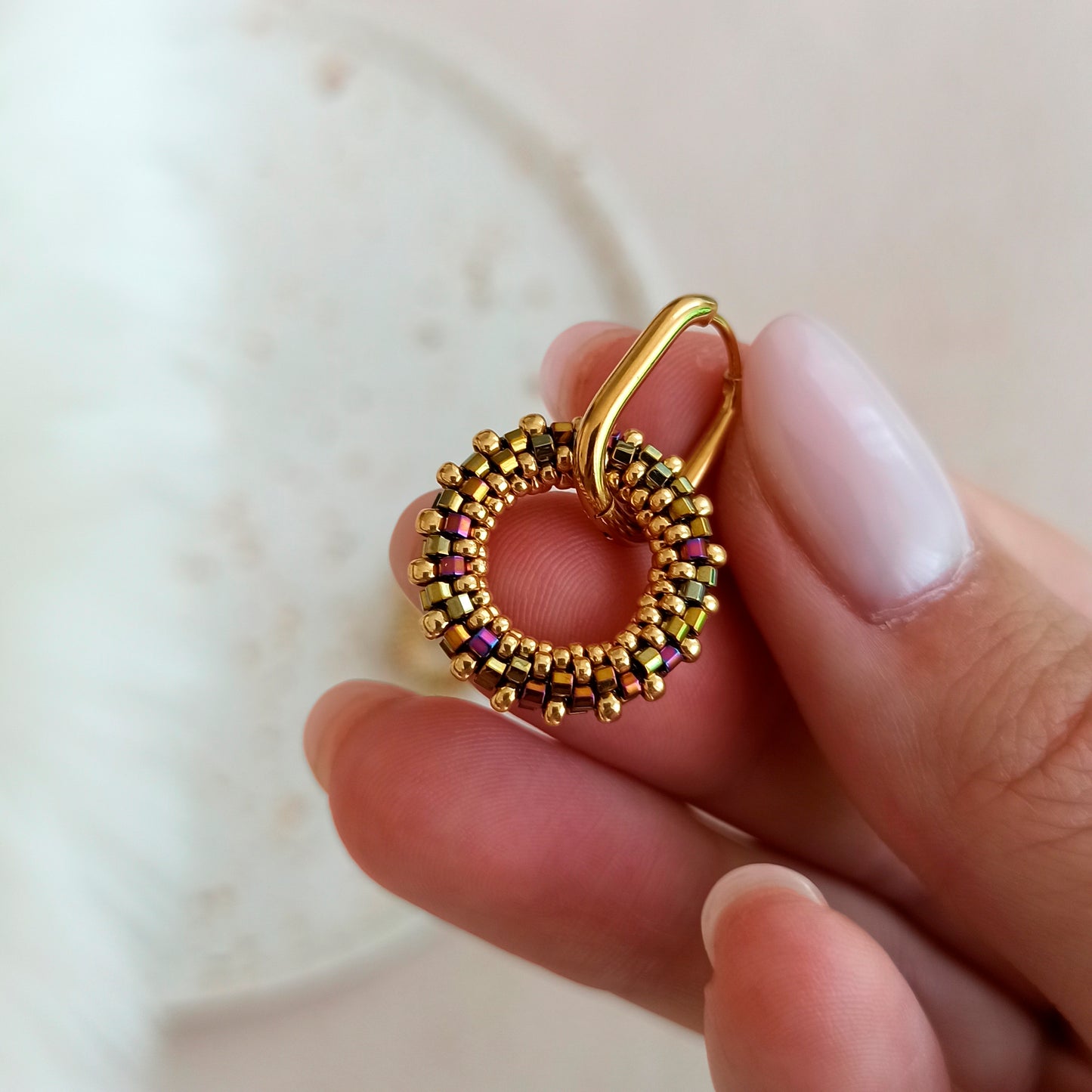 19 mm earrings in copper-gold color with metallic rainbow effect