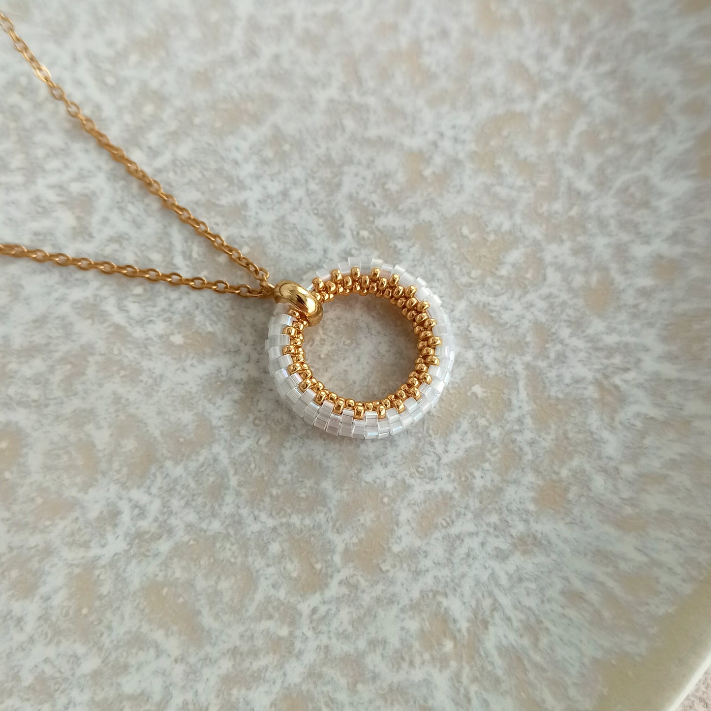 Náhrdelník v křišťálově bílé barvě se zlatem 23 mm
