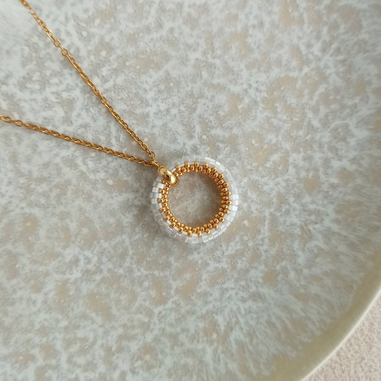 Náhrdelník v křišťálově bílé barvě se zlatem 23 mm