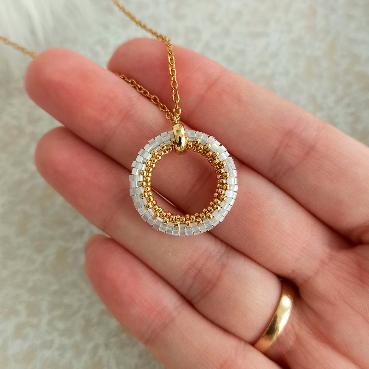 Náhrdelník v křišťálově bílé barvě se zlatem 23 mm