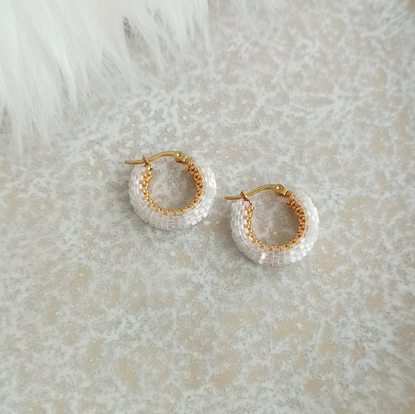 Náušnice Kongo v křišťálově bílé barvě se zlatem – 23 mm