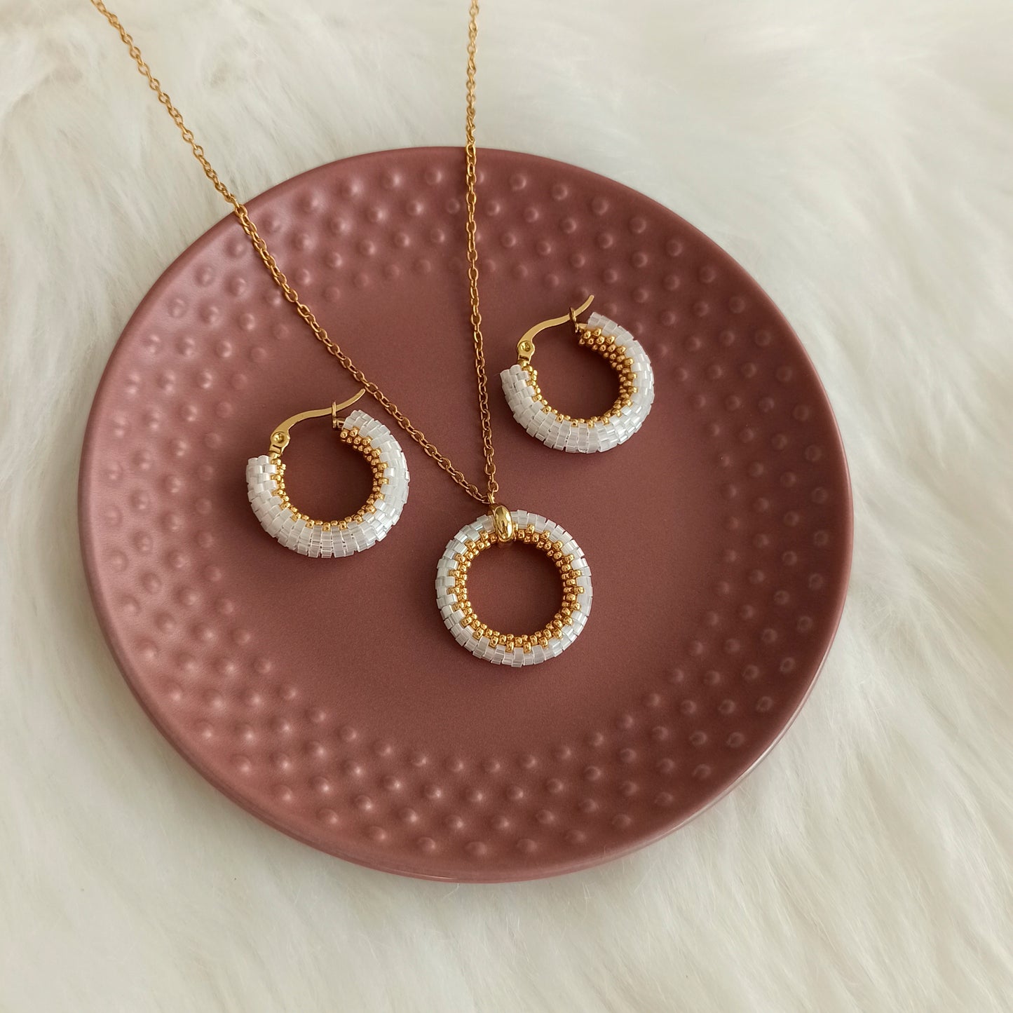 Náhrdelník v křišťálově bílé barvě se zlatem 23 mm