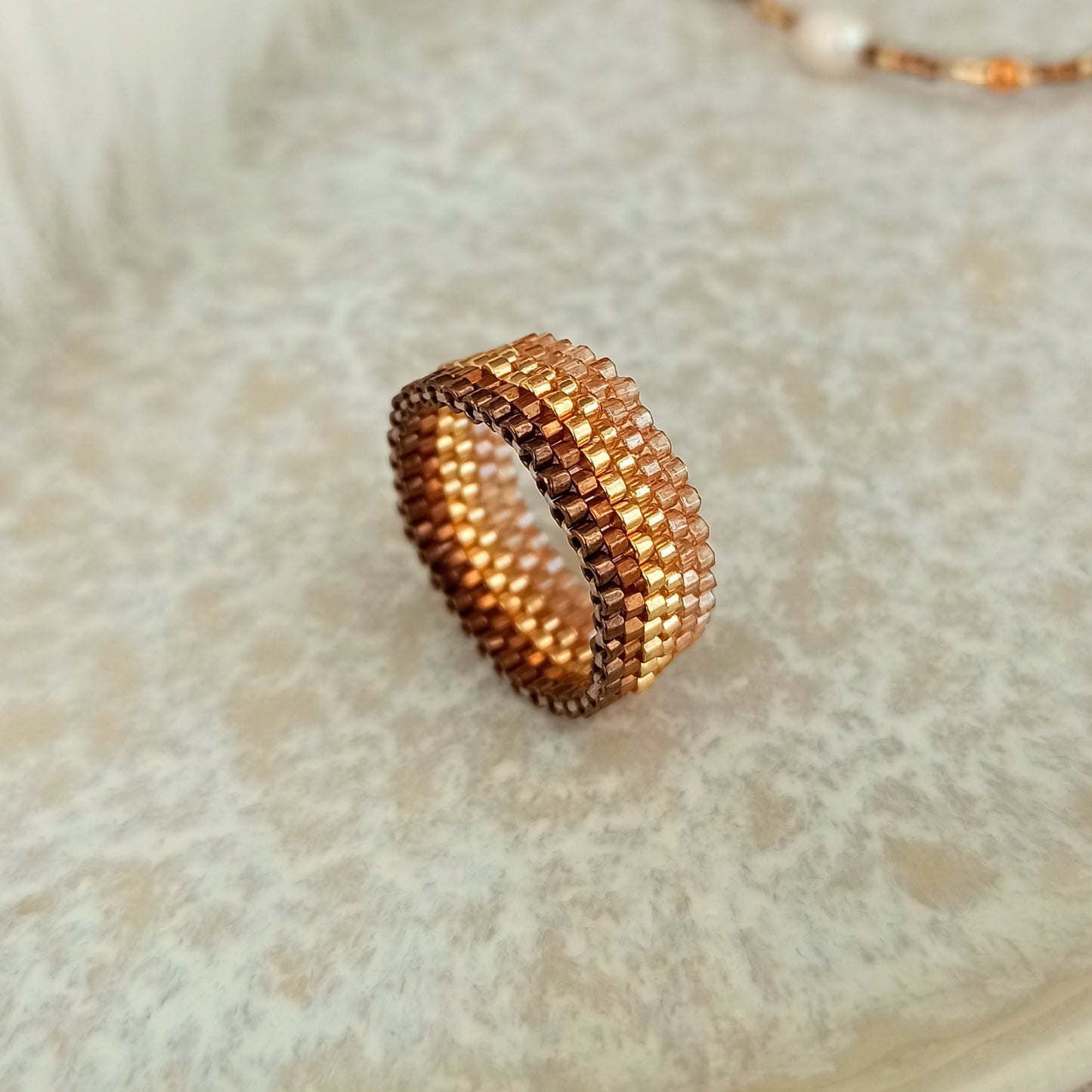 Beaded ring with color gradient – white and gold