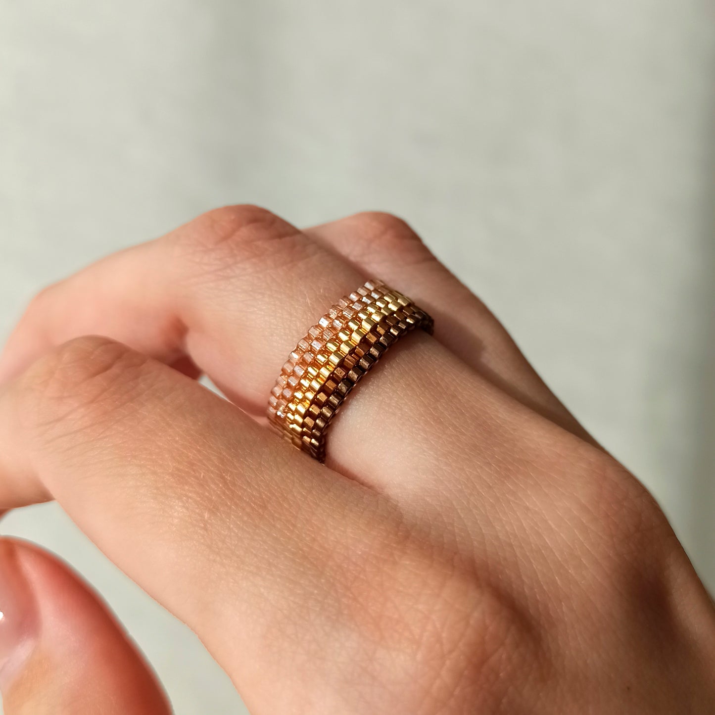 Beaded ring with color gradient – white and gold