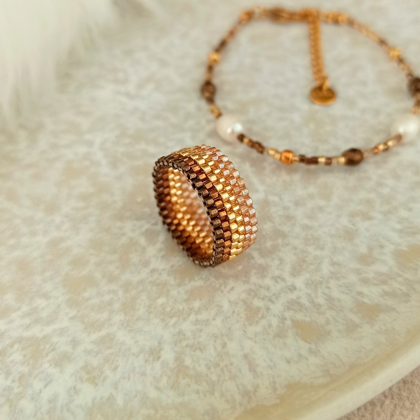 Beaded ring with color gradient – white and gold