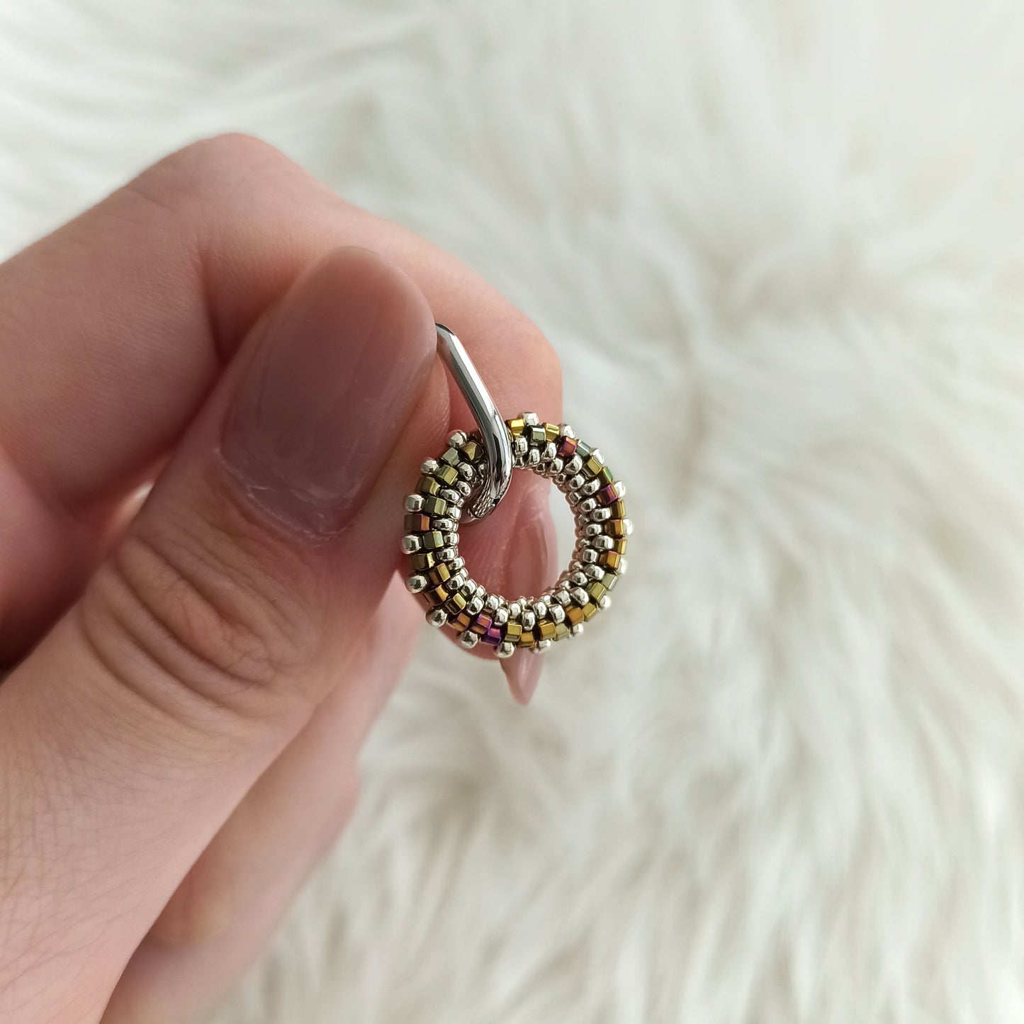 Náušnice 19 mm v měděno-stříbrné barvě s metalickým duhovým efektem