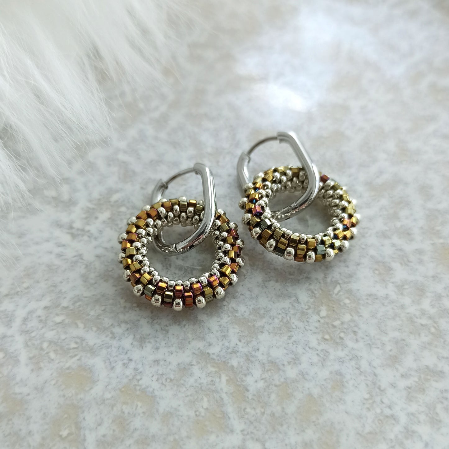 Náušnice 19 mm v měděno-stříbrné barvě s metalickým duhovým efektem