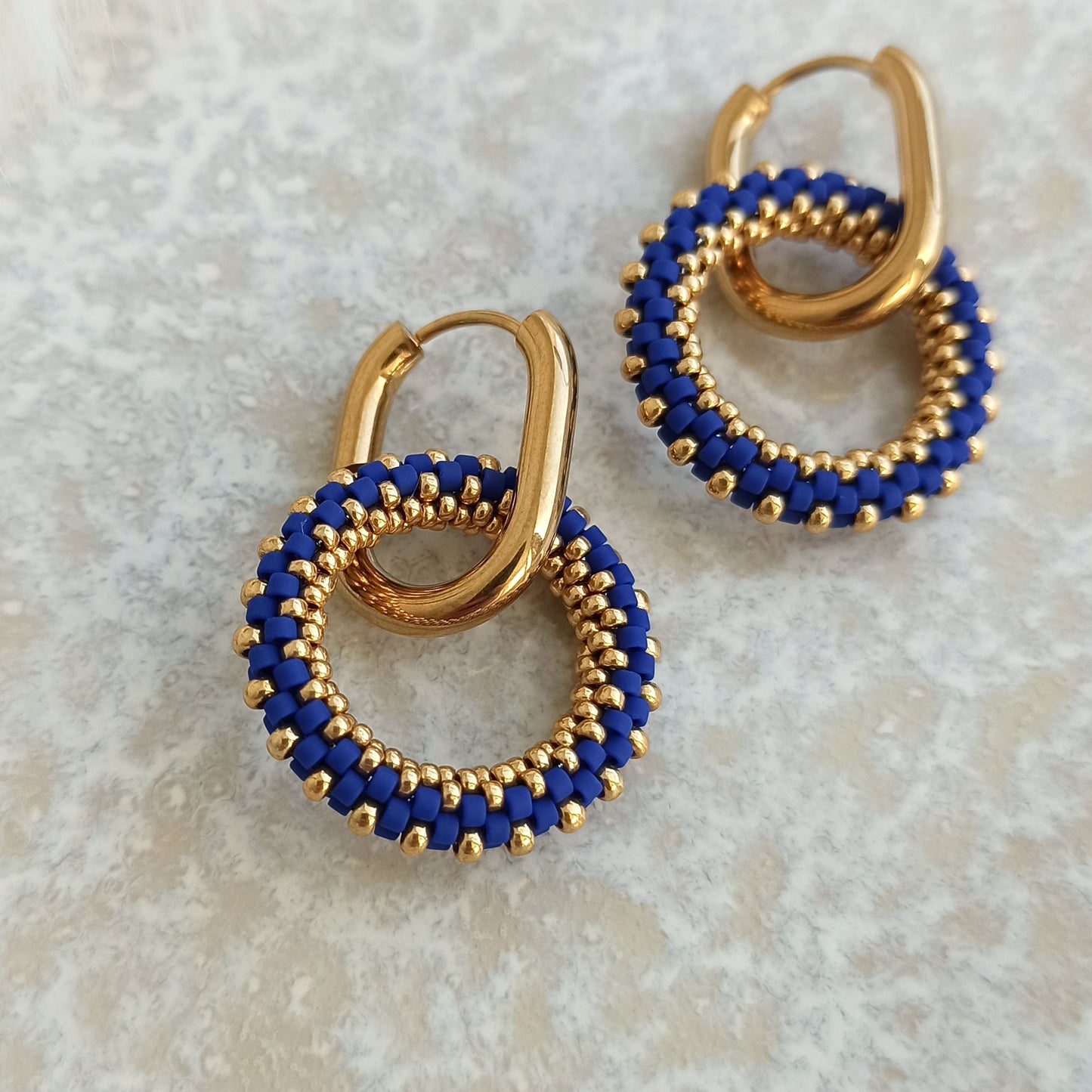 „Ručně vyrobené kulaté náušnice v královsky modré a zlaté barvě, vhodné jako dárek pro maminku