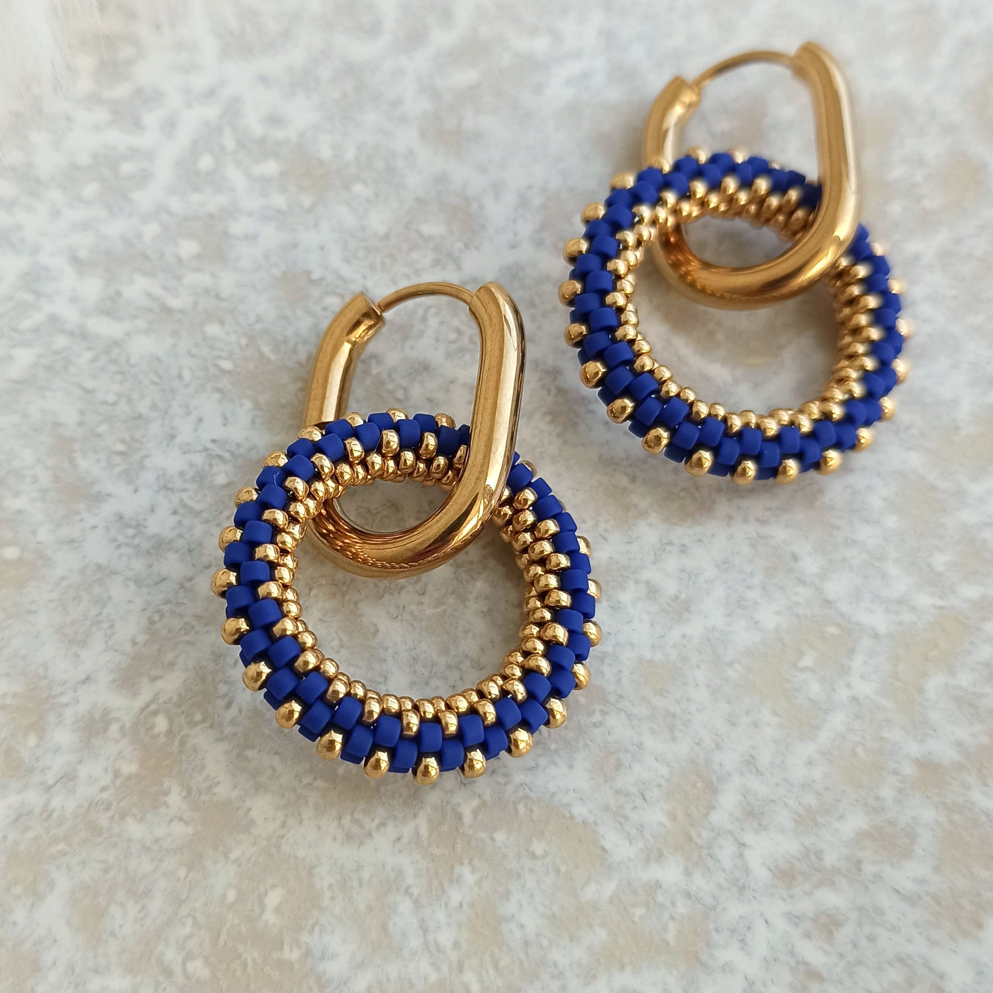 „Ručně vyrobené kulaté náušnice v královsky modré a zlaté barvě, vhodné jako dárek pro maminku