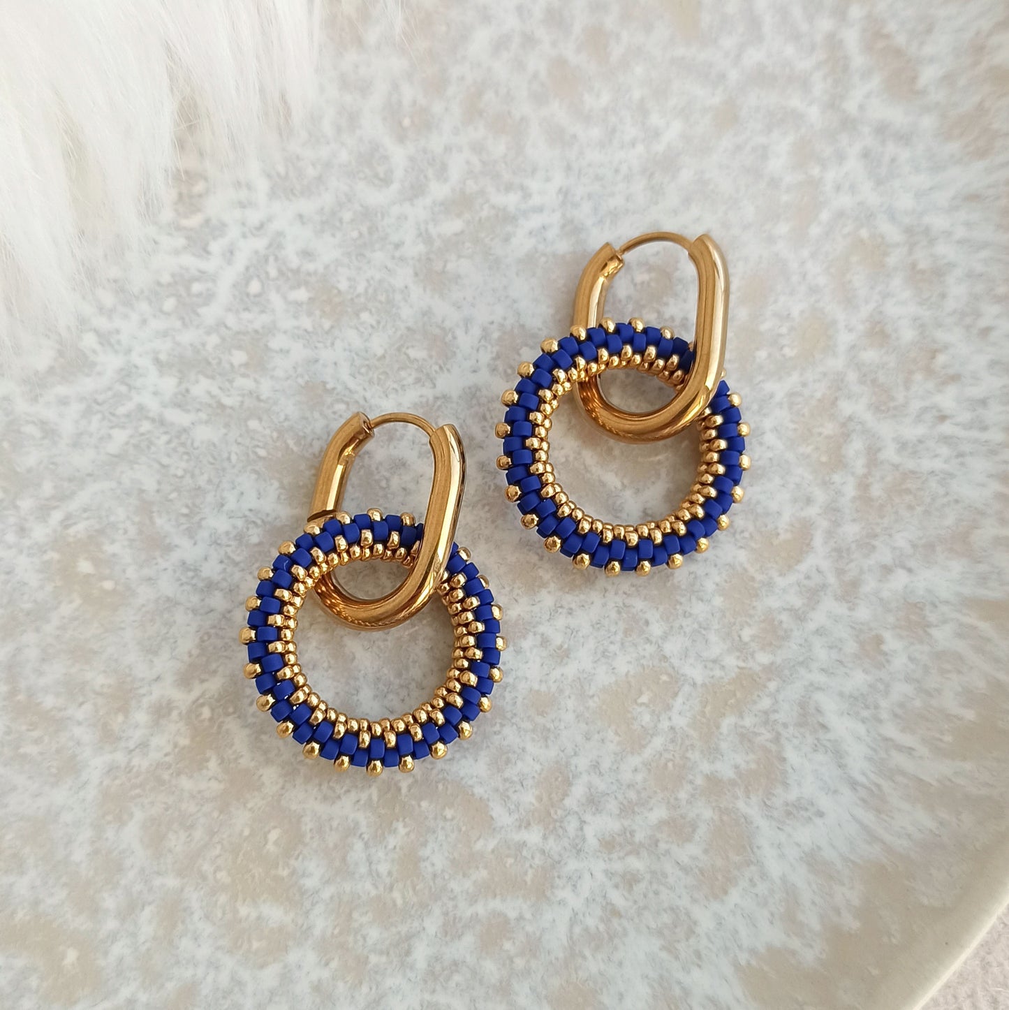 Ručně vyrobené kulaté náušnice v královsky modré a zlaté barvě, vhodné jako dárek pro maminku