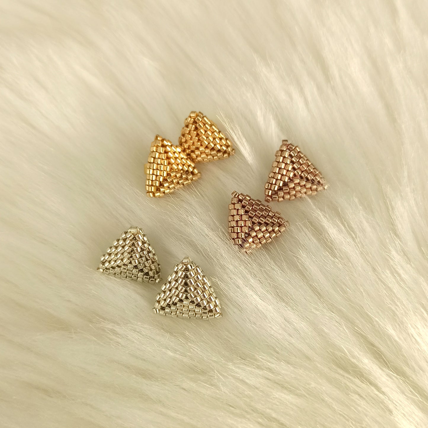 Mini trojúhelníkové náušnice – stříbrné, zlaté nebo růžové zlato