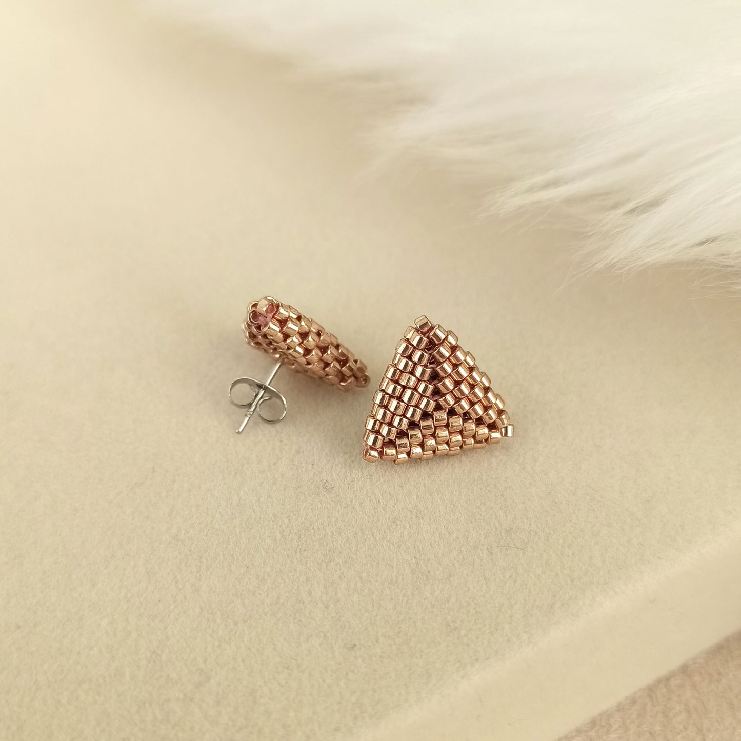 Mini trojúhelníkové náušnice – stříbrné, zlaté nebo růžové zlato