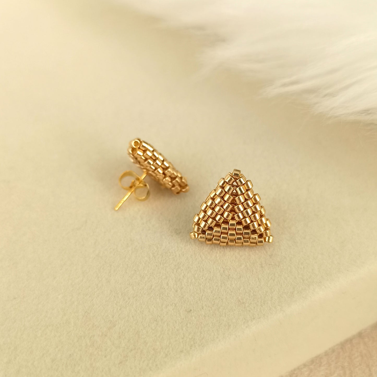 Mini trojúhelníkové náušnice – stříbrné, zlaté nebo růžové zlato