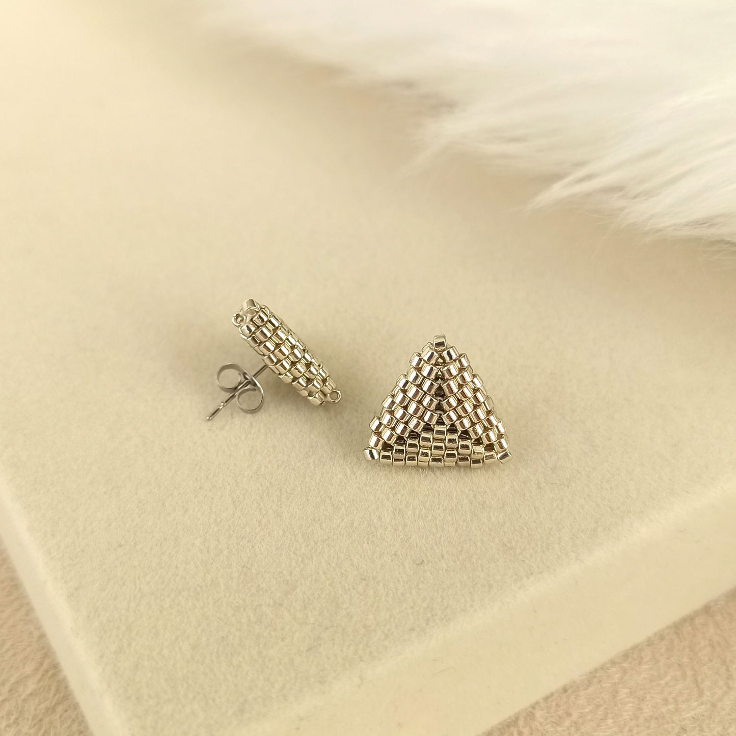 Mini trojúhelníkové náušnice – stříbrné, zlaté nebo růžové zlato