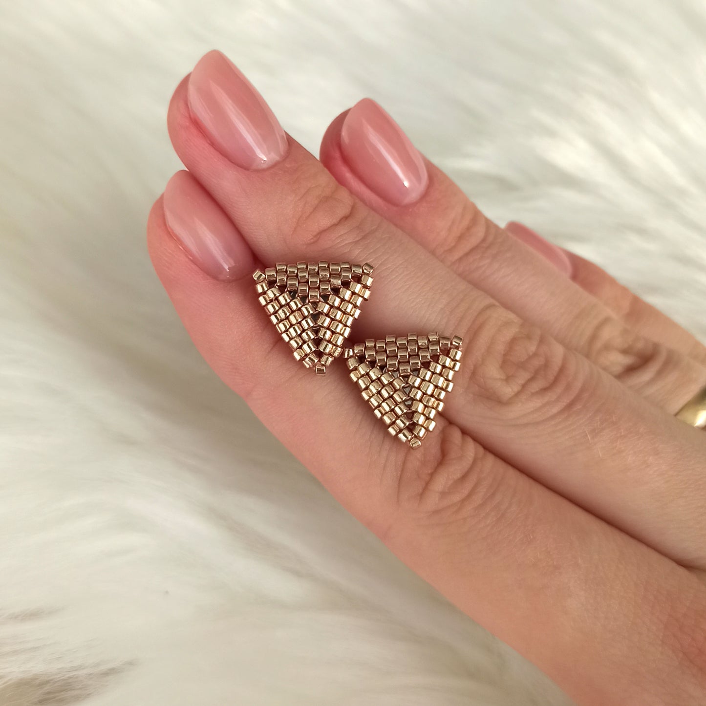 Mini trojúhelníkové náušnice – stříbrné, zlaté nebo růžové zlato