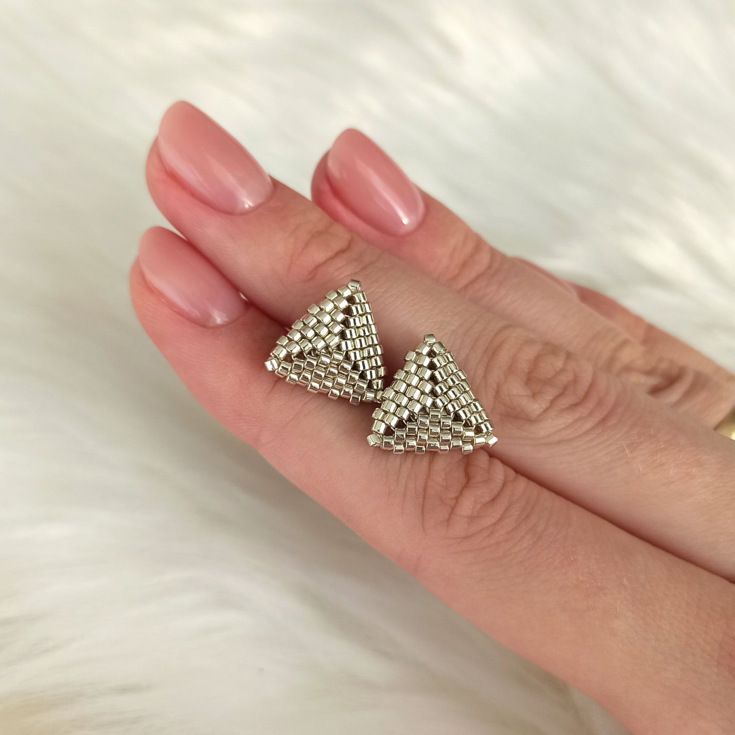 Mini trojúhelníkové náušnice – stříbrné, zlaté nebo růžové zlato