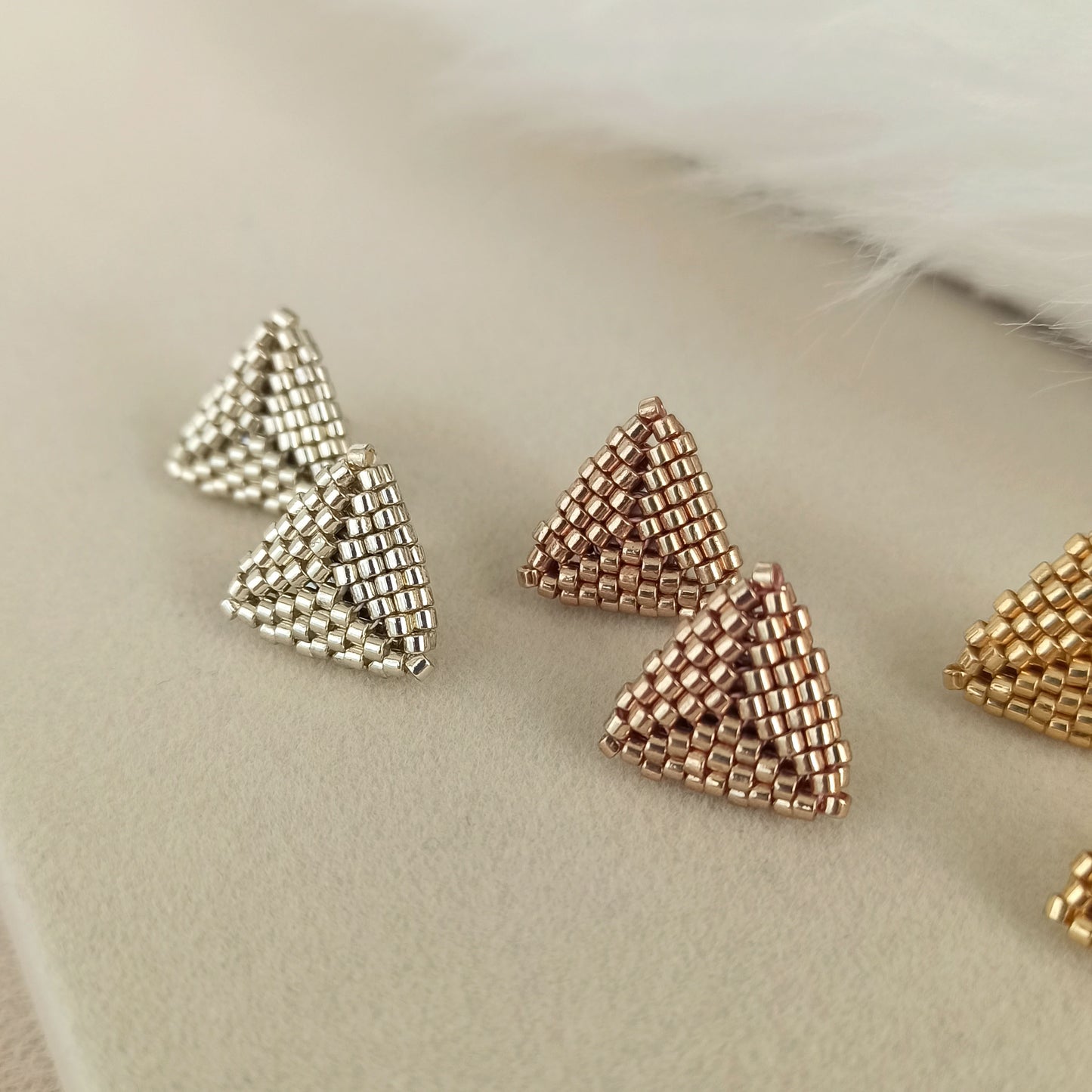 Mini trojúhelníkové náušnice – stříbrné, zlaté nebo růžové zlato