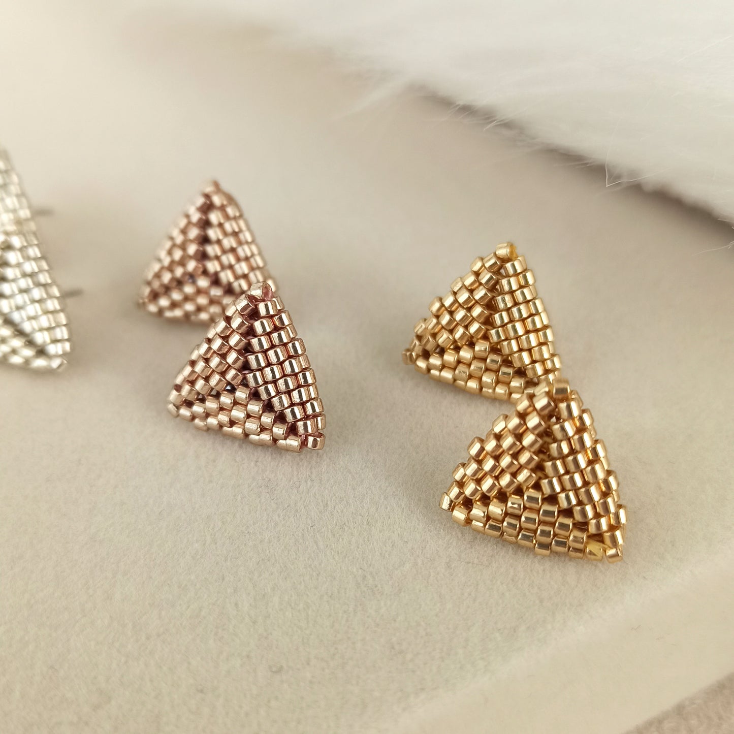 Mini trojúhelníkové náušnice – stříbrné, zlaté nebo růžové zlato