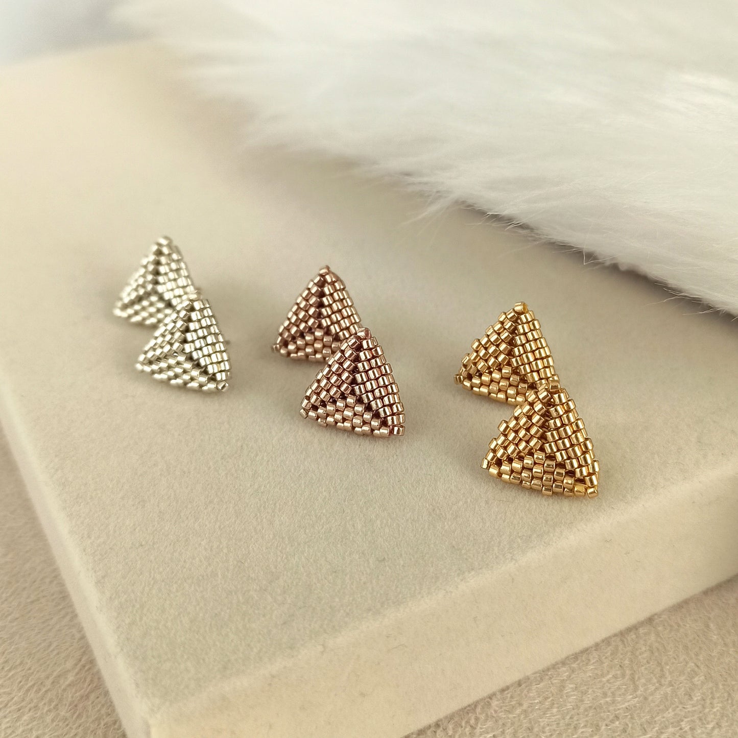 Mini trojúhelníkové náušnice – stříbrné, zlaté nebo růžové zlato