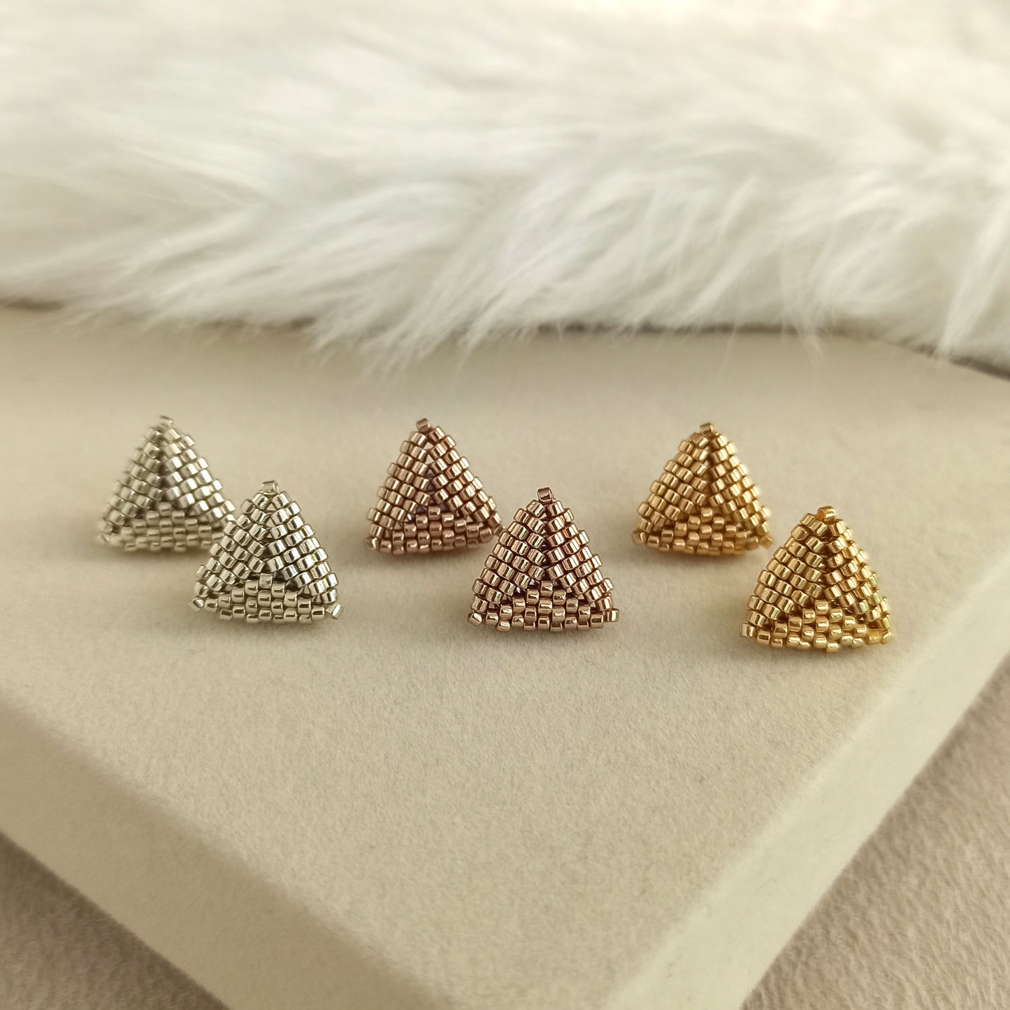 Mini trojúhelníkové náušnice – stříbrné, zlaté nebo růžové zlato