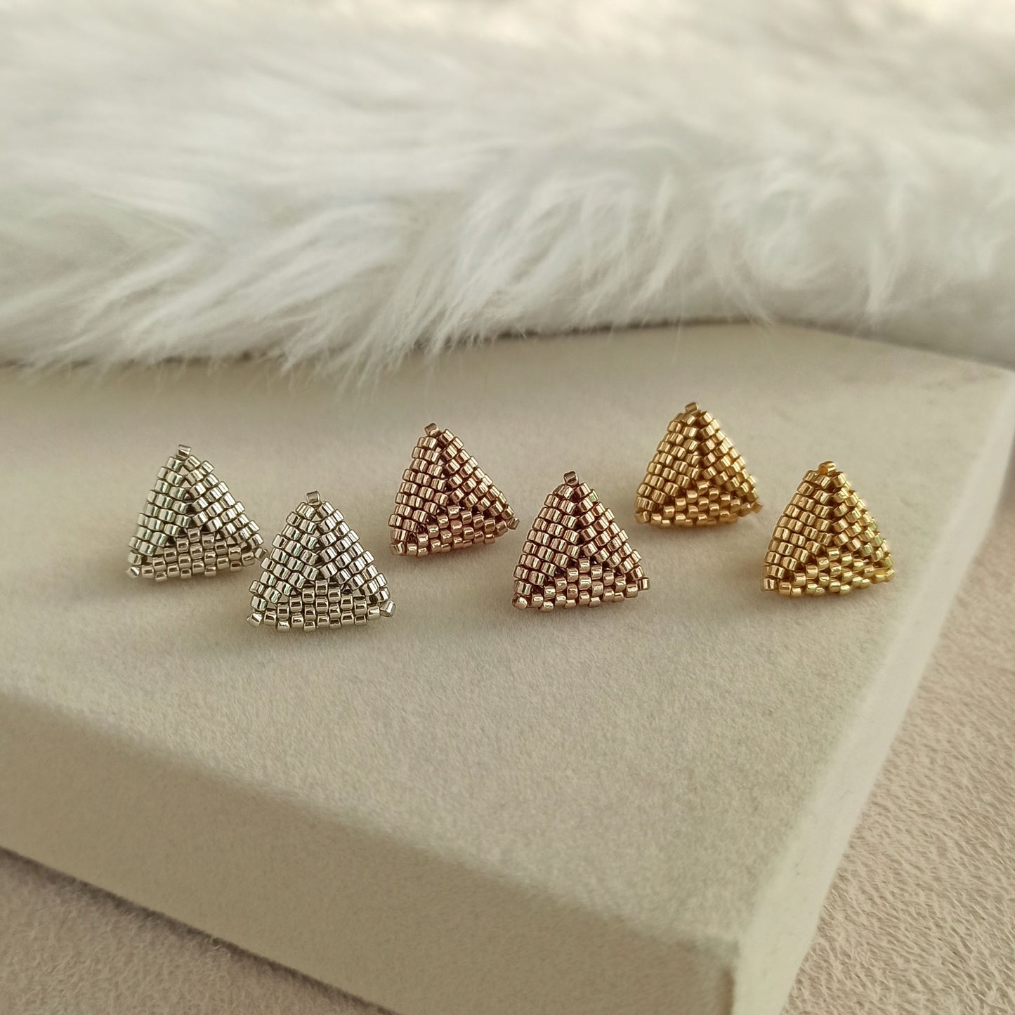 Mini trojúhelníkové náušnice – stříbrné, zlaté nebo růžové zlato