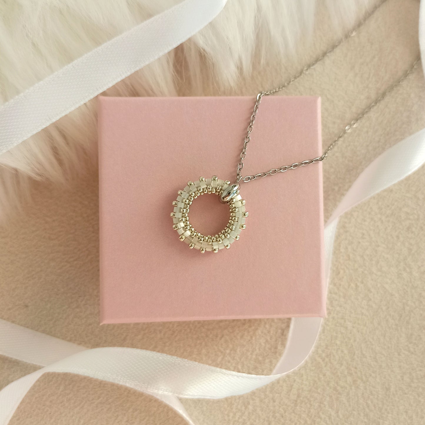 Přívěsek 19 mm v lesklé mléčné barvě se stříbrem