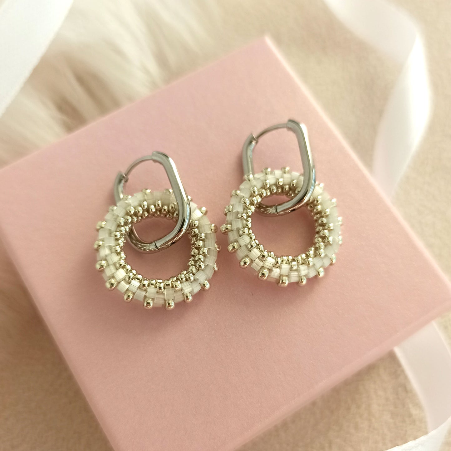 Náušnice 19 mm v lesklé mléčné barvě se stříbrem