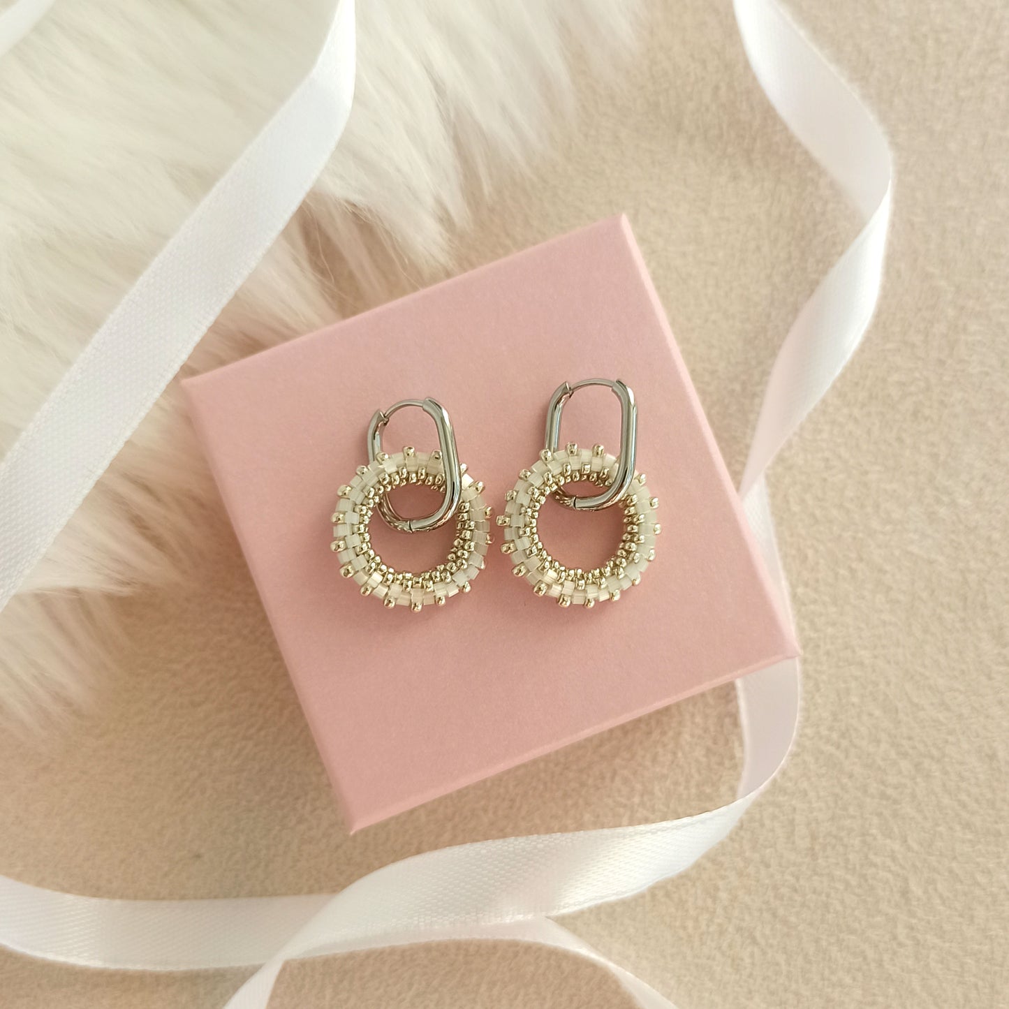 Náušnice 19 mm v lesklé mléčné barvě se stříbrem