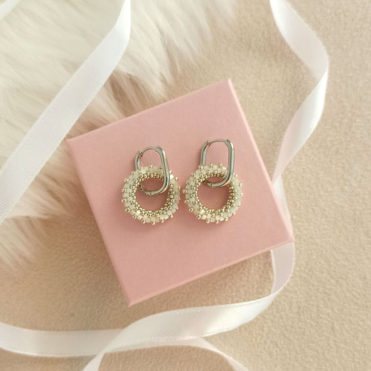 Náušnice 19 mm v lesklé mléčné barvě se stříbrem