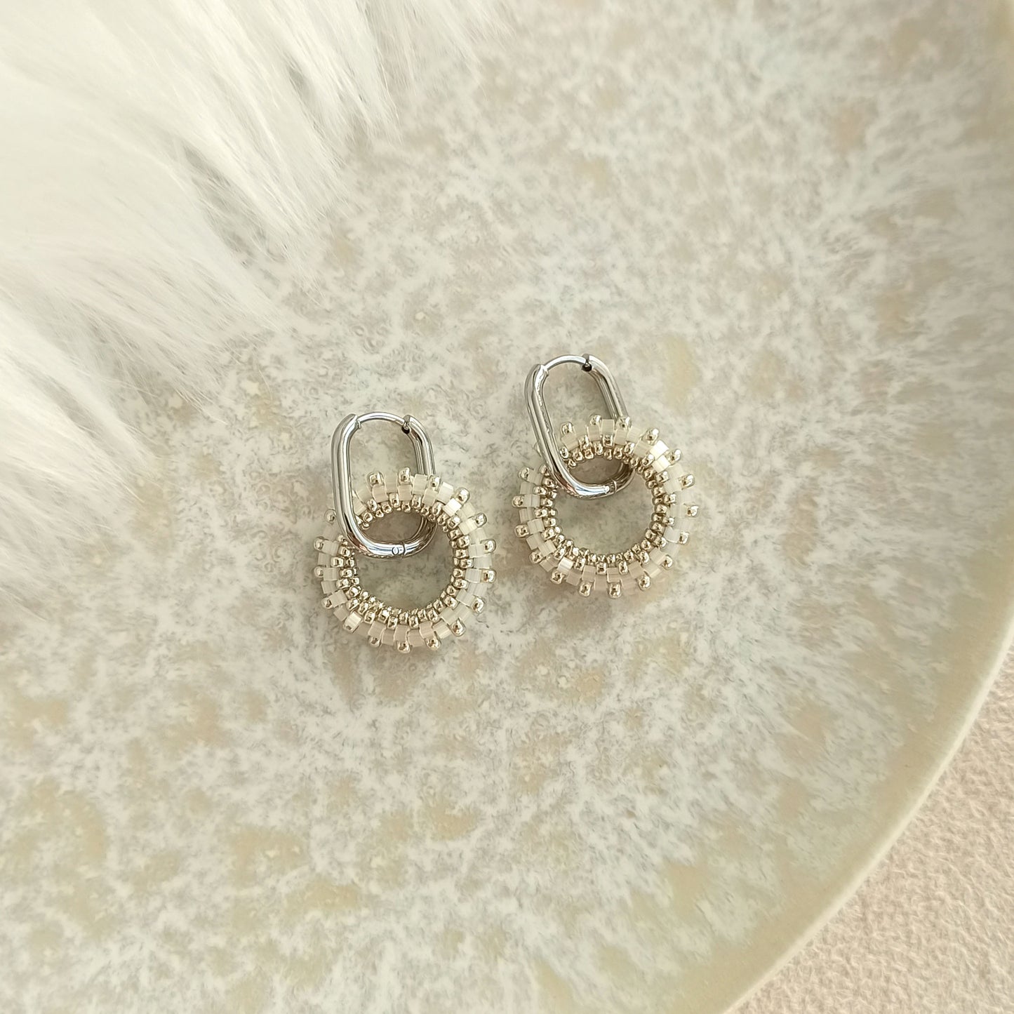 Náušnice 19 mm v lesklé mléčné barvě se stříbrem