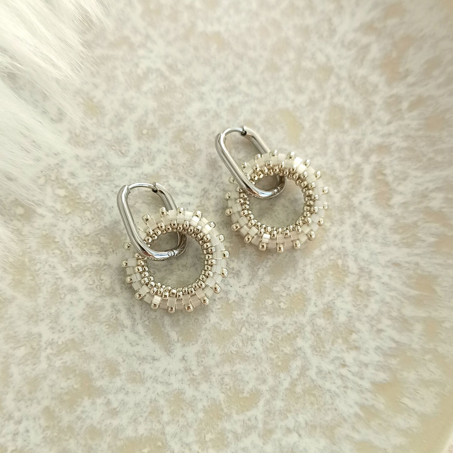 Náušnice 19 mm v lesklé mléčné barvě se stříbrem