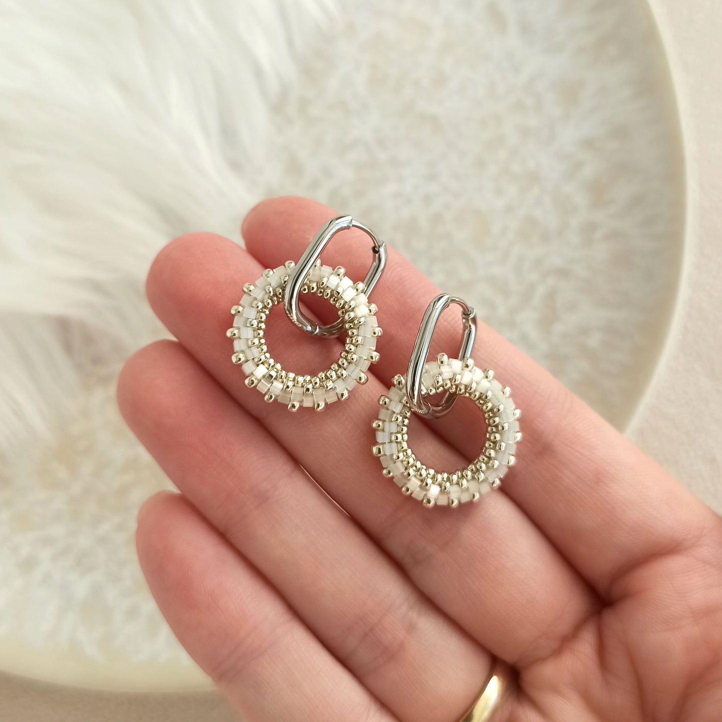 Náušnice 19 mm v lesklé mléčné barvě se stříbrem