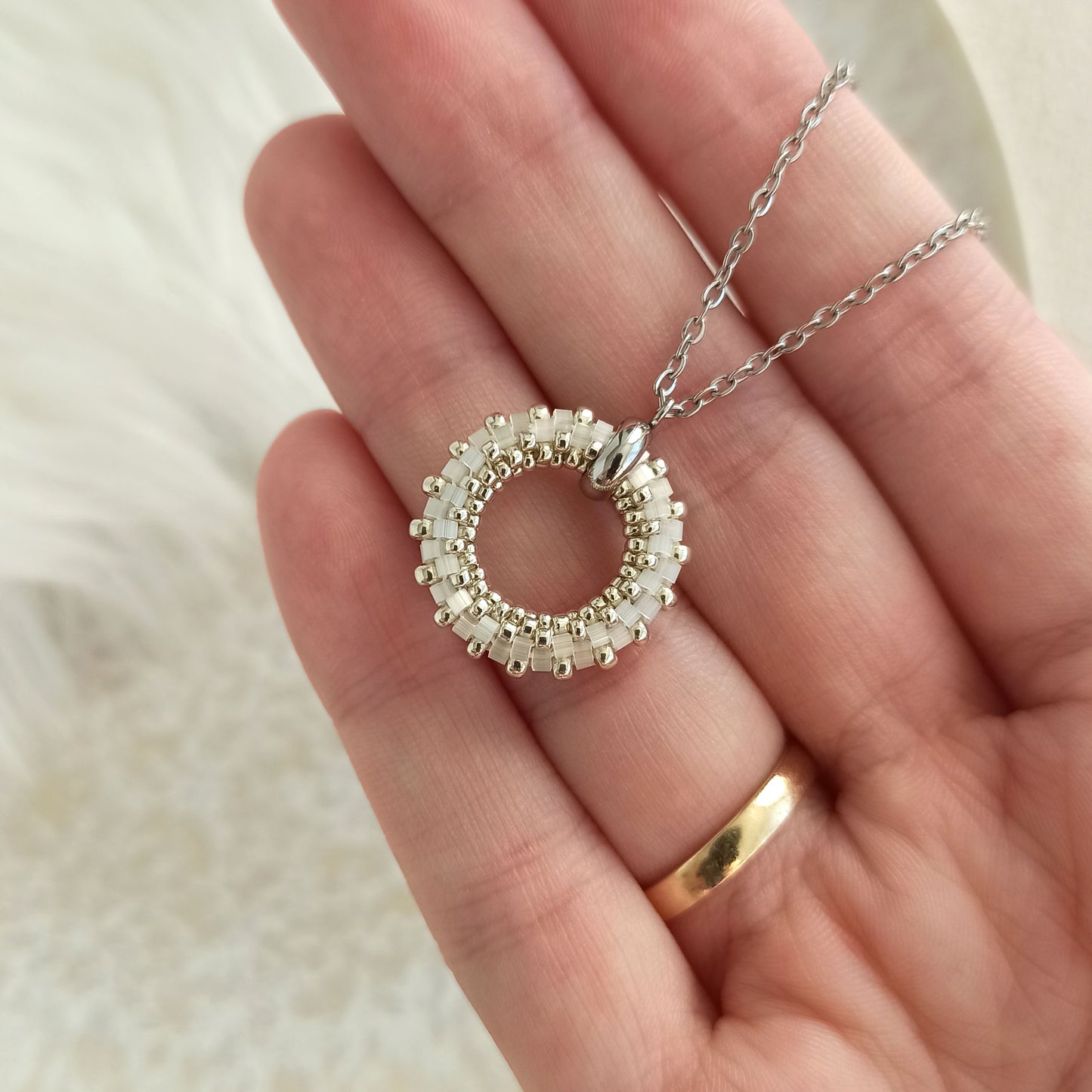 Přívěsek 19 mm v lesklé mléčné barvě se stříbrem