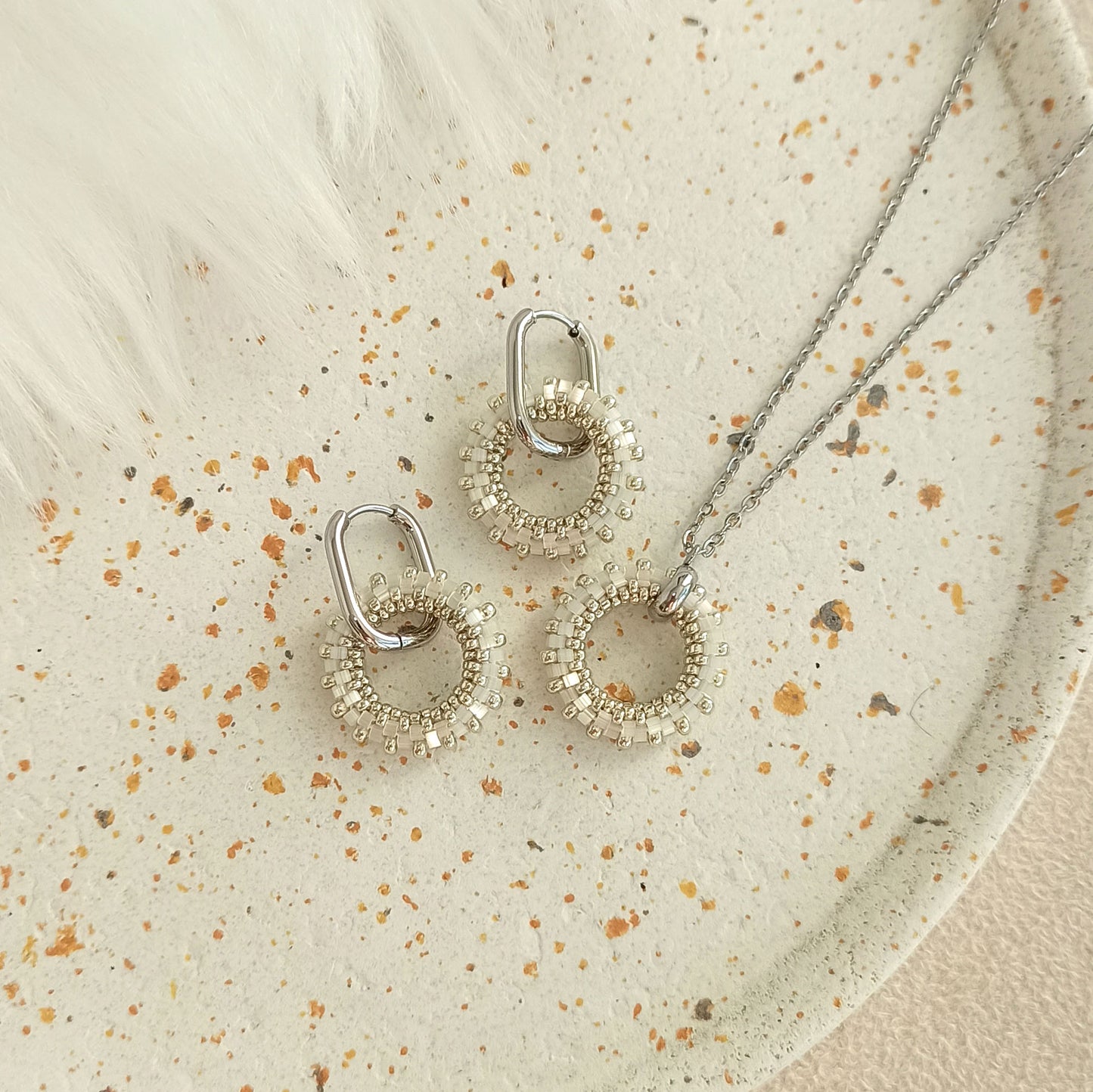 Přívěsek 19 mm v lesklé mléčné barvě se stříbrem