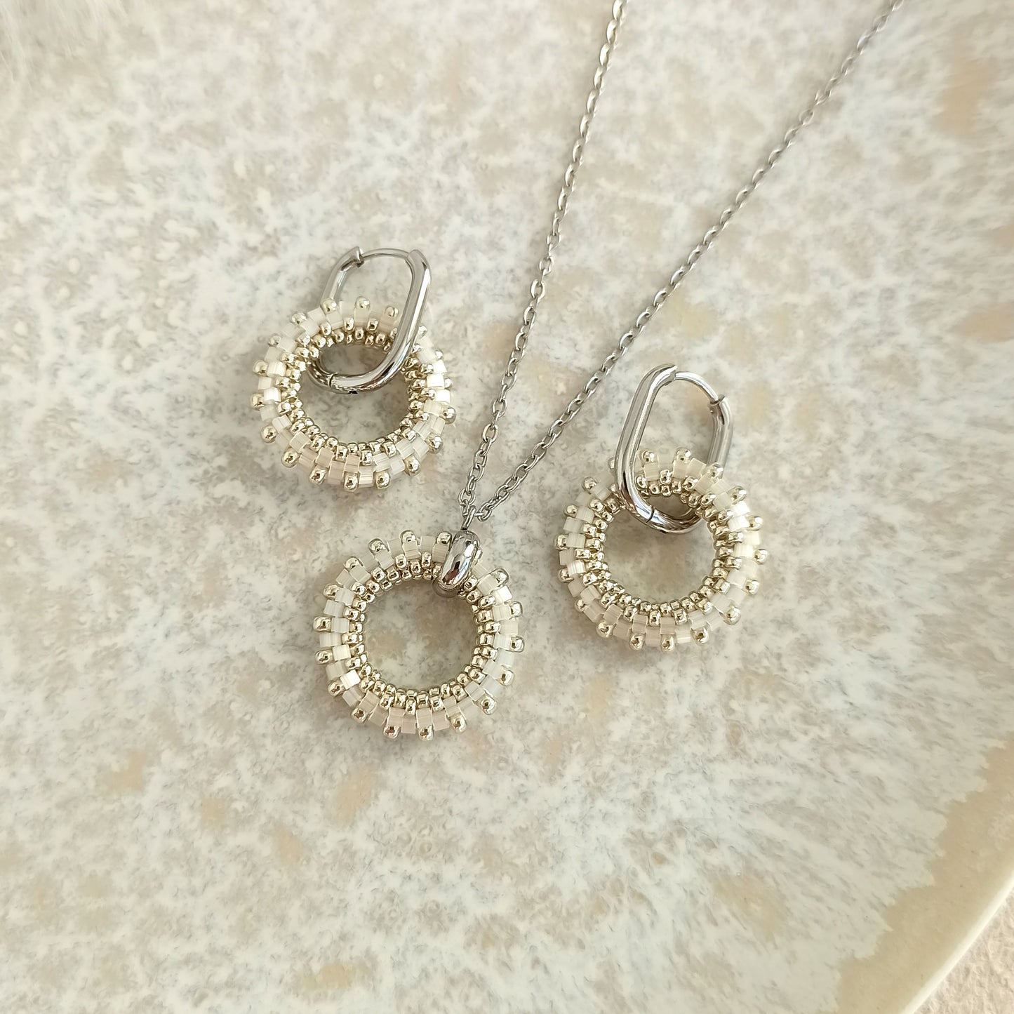 Náušnice 19 mm v lesklé mléčné barvě se stříbrem