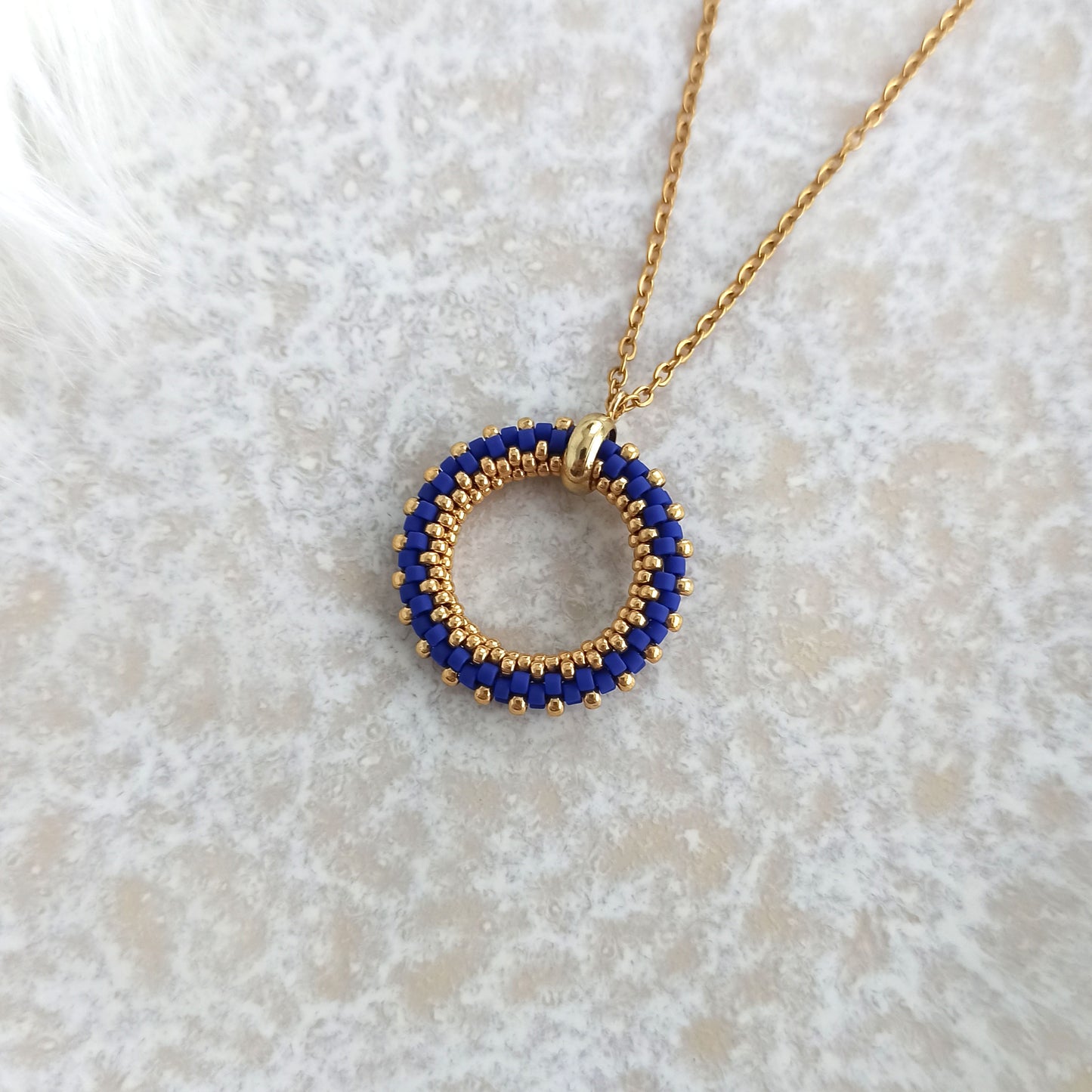 Náhrdelník v královsky modré a zlaté barvě 23 mm