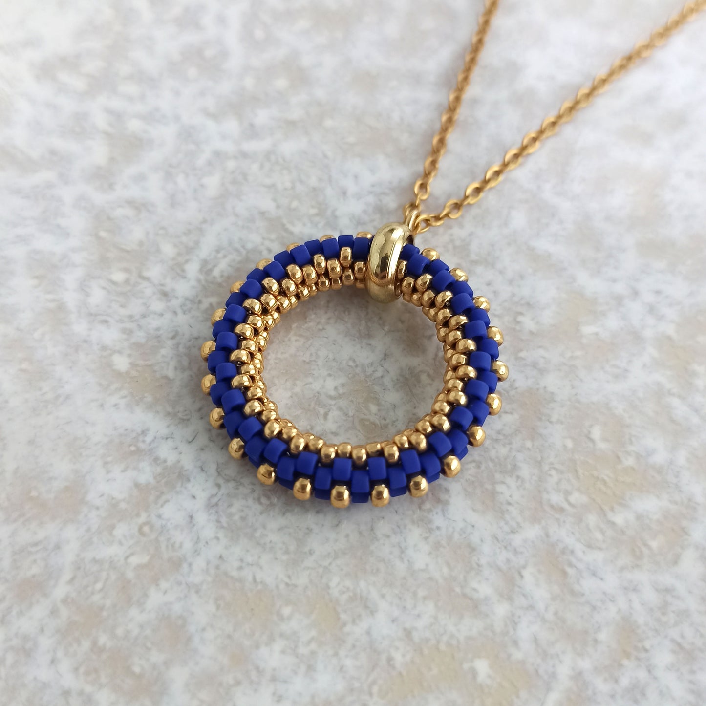 Náhrdelník v královsky modré a zlaté barvě 23 mm