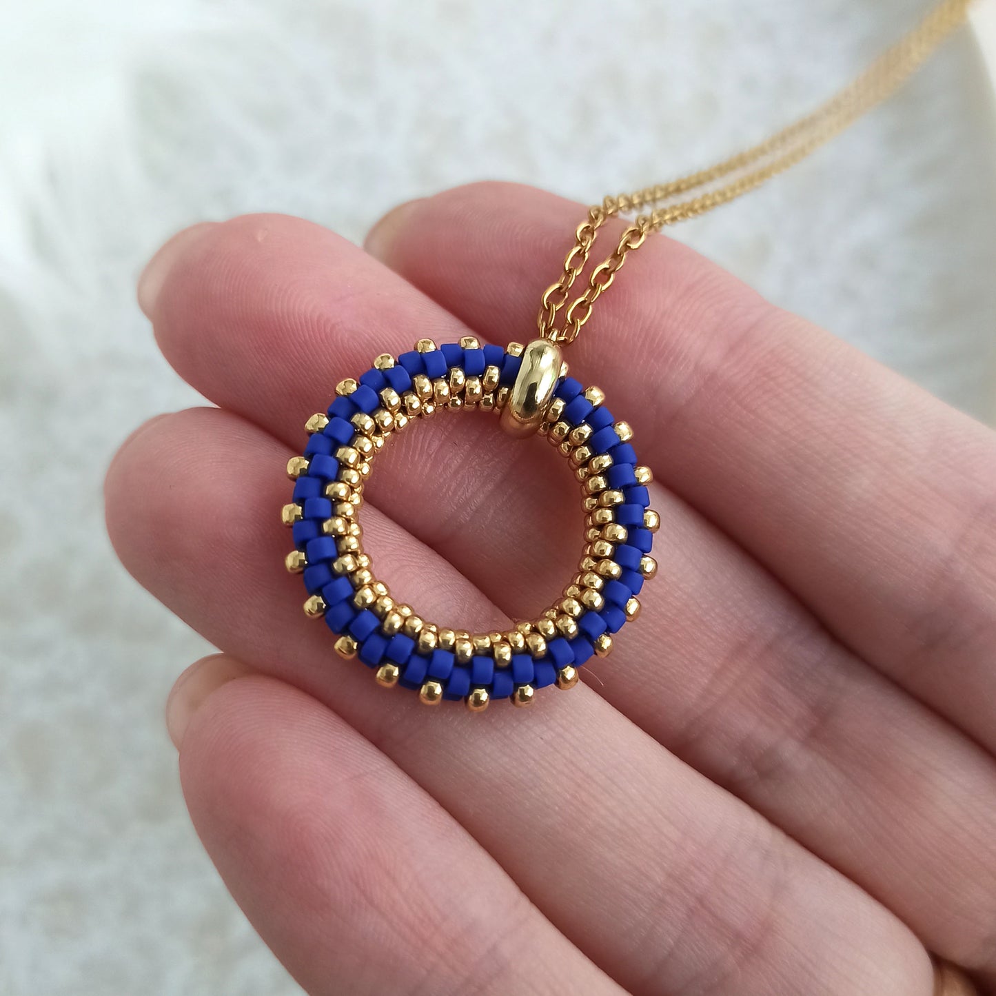 Náhrdelník v královsky modré a zlaté barvě 23 mm