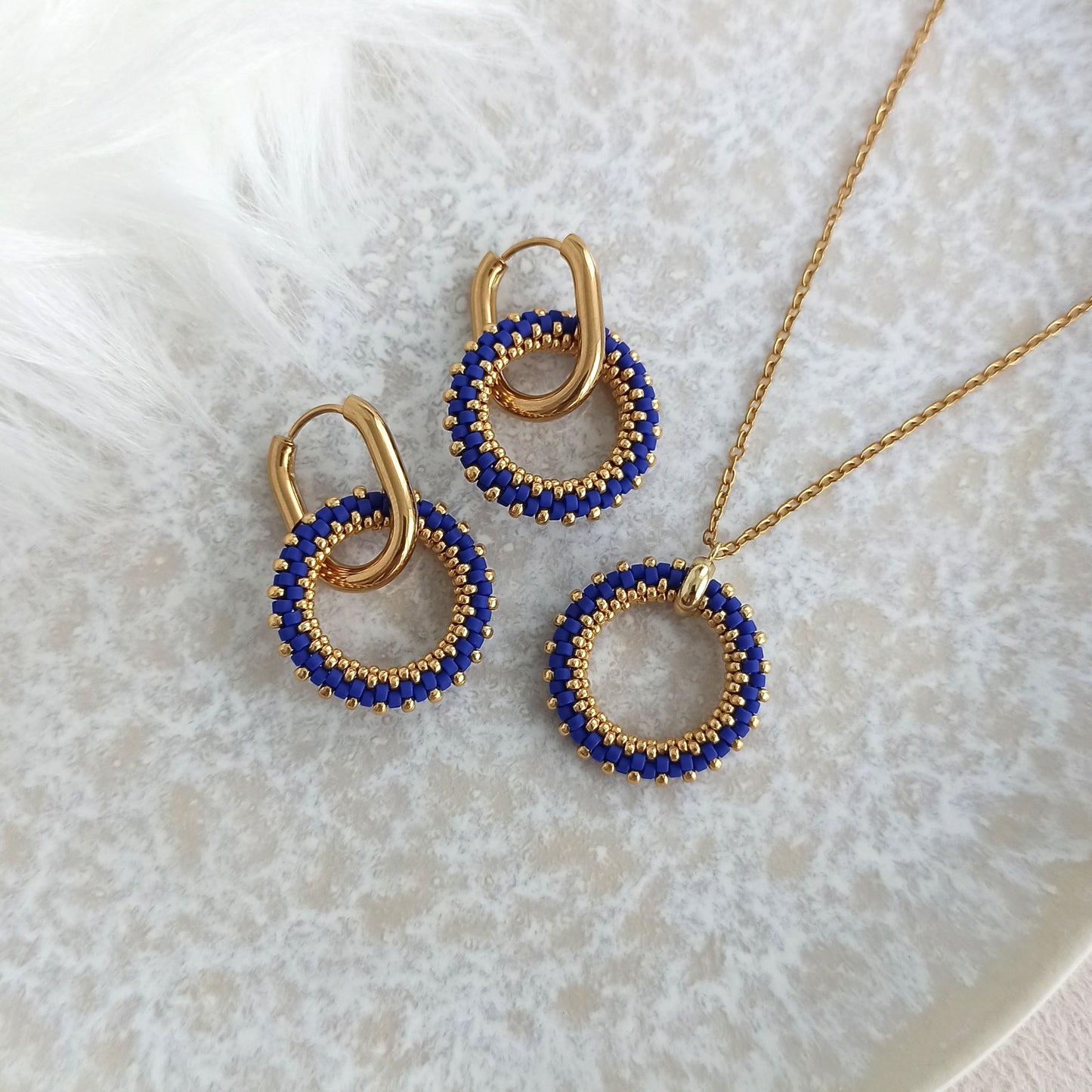 Náhrdelník v královsky modré a zlaté barvě 23 mm