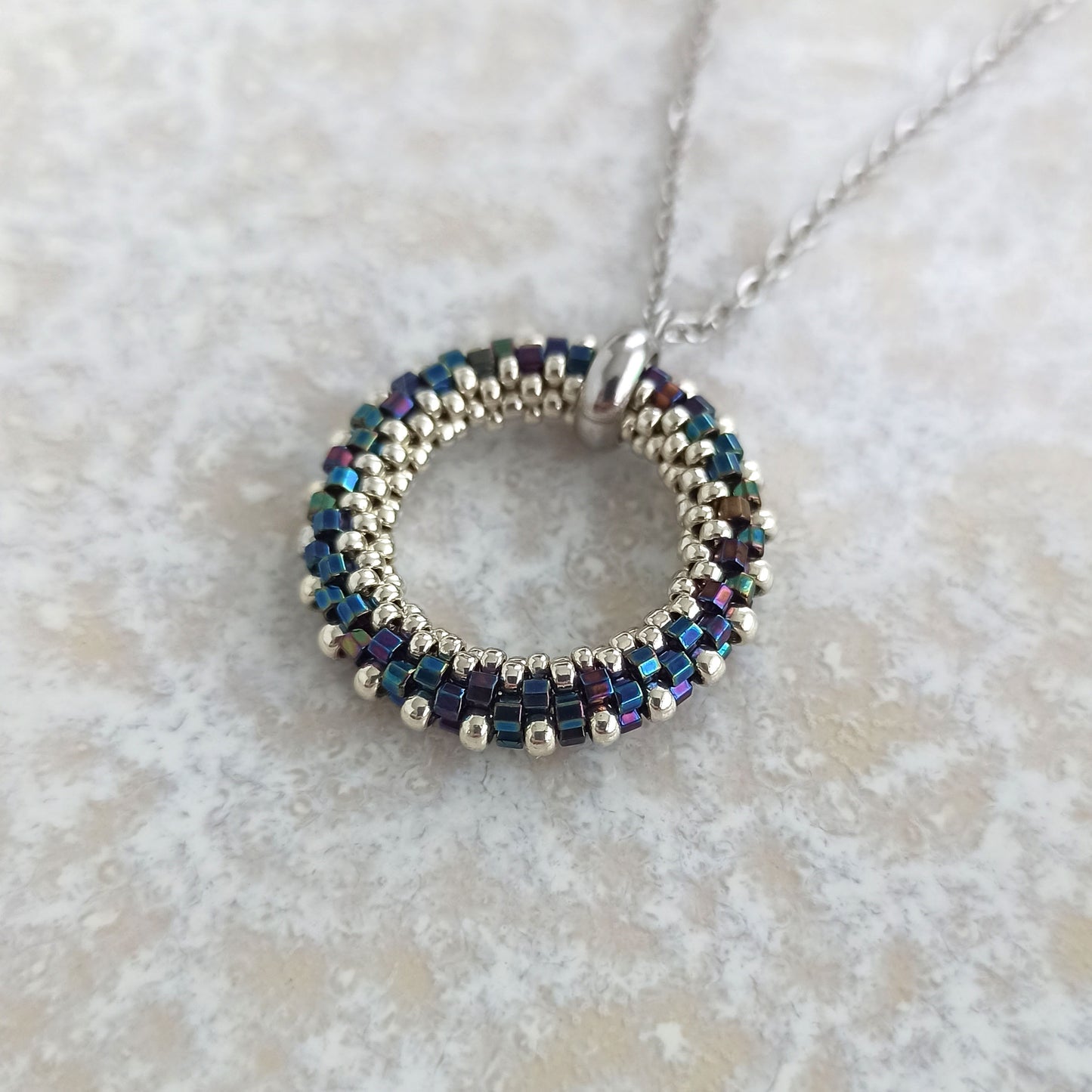 Sada šperků – náušnice a přívěsek 23 mm v tmavě modré a stříbrné barvě