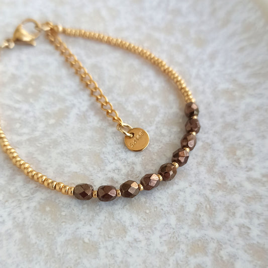 Náramek s hnědými a zlatými korálky