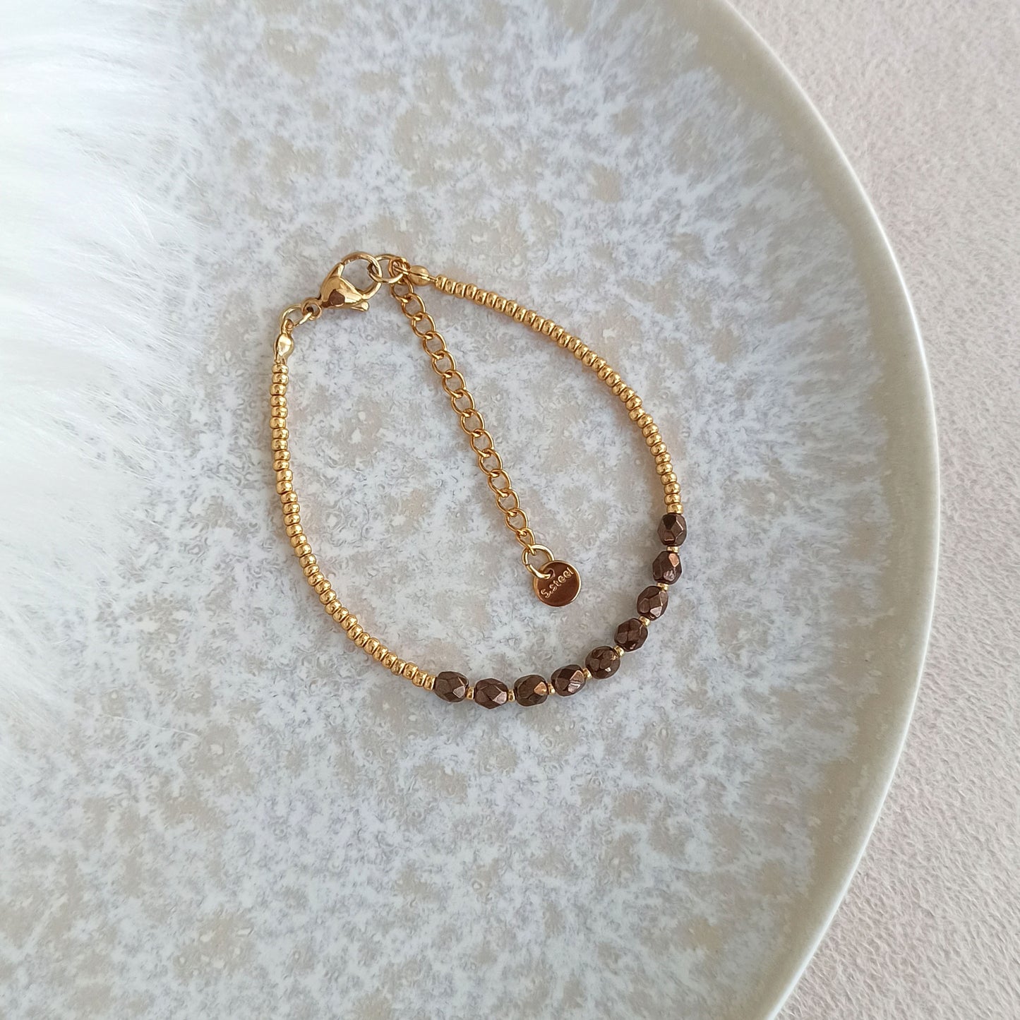 Náramek s hnědými a zlatými korálky