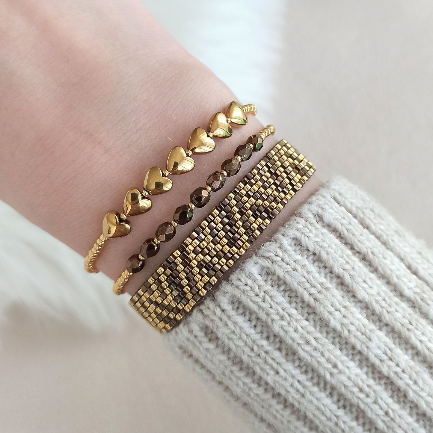 Náramek s hnědými a zlatými korálky