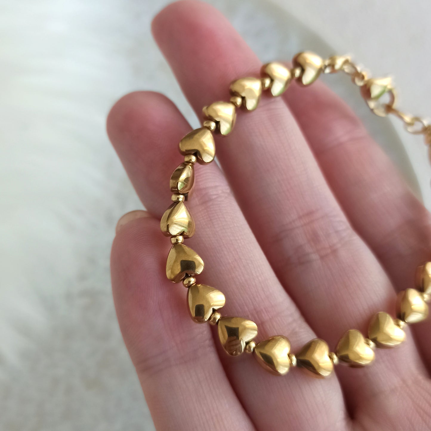 Náramek s pozlacenými srdíčky